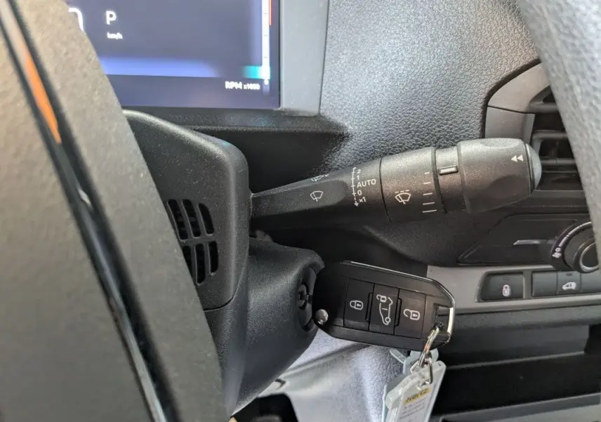 Gros plan sur la clé insérée dans le contacteur d'un Fiat Scudo Fourgon 2025, tableau de bord noir visible.