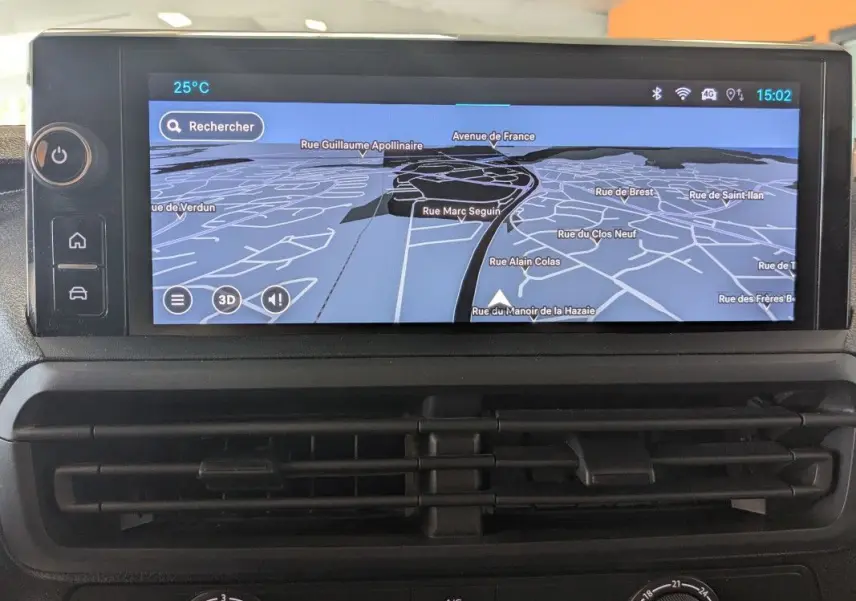 Écran tactile couleur HD de 10 pouces affichant la navigation GPS dans l’habitacle du Fiat Scudo Fourgon blanc.