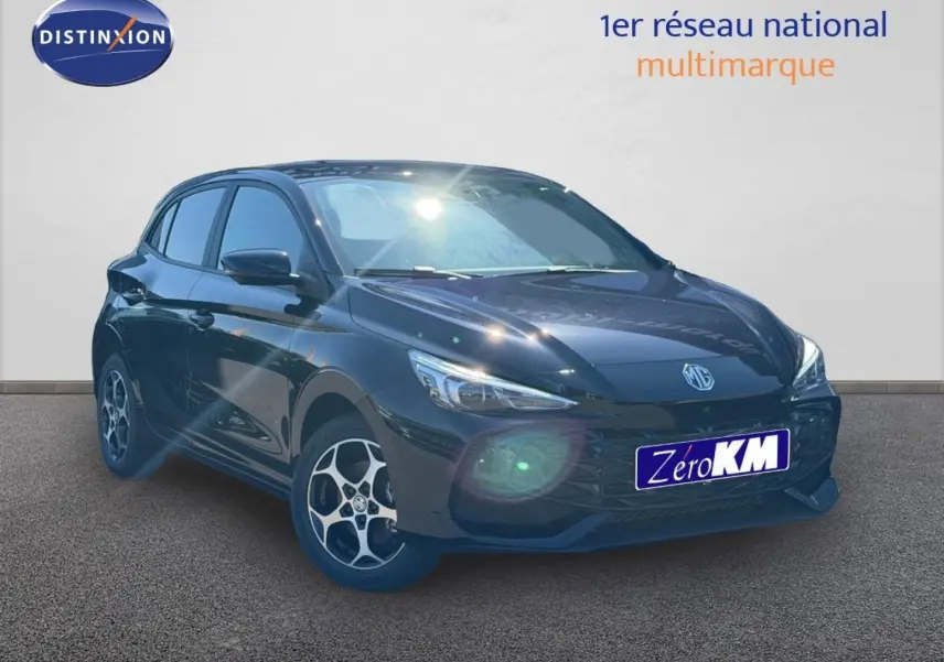 MG3 1.5 Hybrid+ 195ch Luxury Pebble Black métallisé, vue 3/4 avant droit avec jantes alu et phares LED allumés.