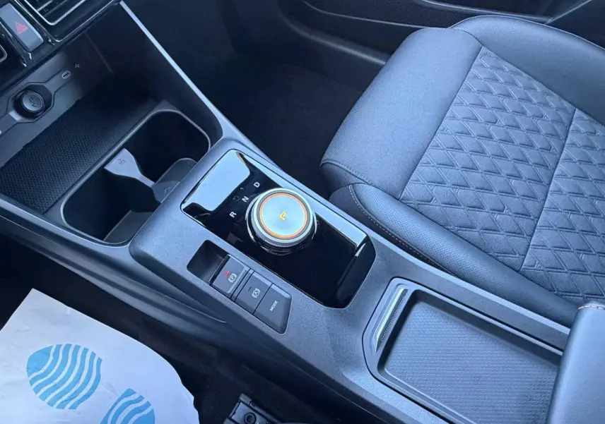 Vue rapprochée de la console centrale et siège avant droit en tissu noir du MG3 1.5 Hybrid+ Pebble Black.