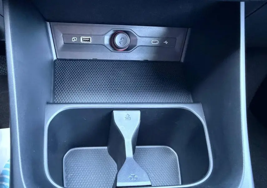 Gros plan sur la console centrale noire du MG3 1.5 Hybrid+ 195ch Luxury avec prises USB et prise 12V visibles.