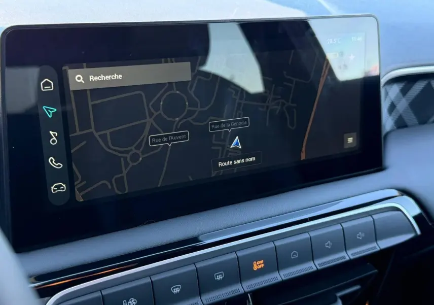 Écran tactile central affichant la navigation dans l’habitacle du MG3 Pebble Black, vue rapprochée côté droit.