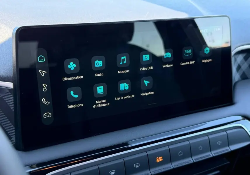 Écran tactile central en gros plan dans l’habitacle du MG3 1.5 Hybrid+ 195ch Luxury, finition Pebble Black.