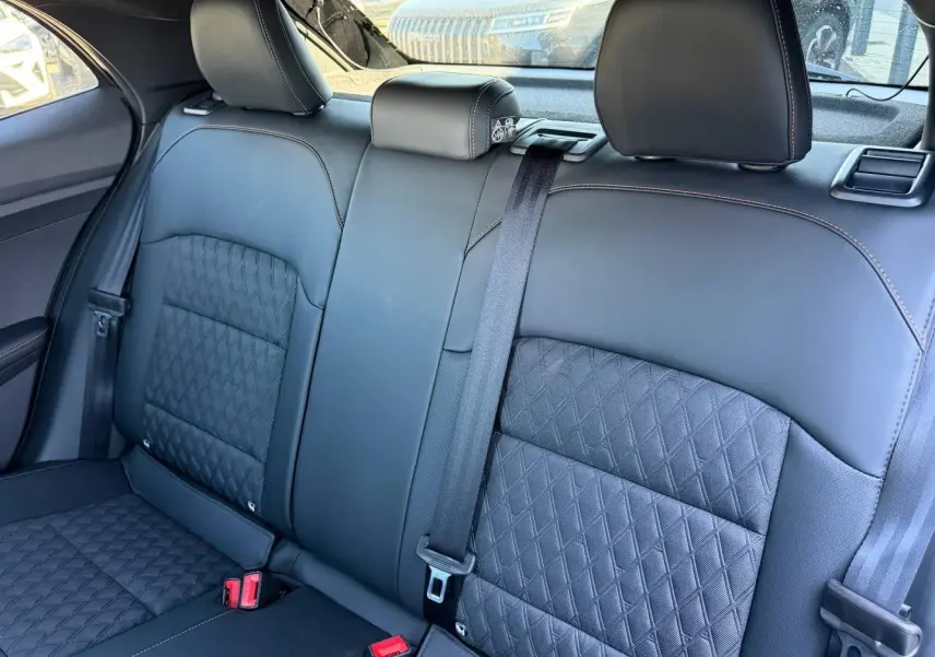 Vue intérieure sur la banquette arrière en similicuir noir avec surpiqûres contrastantes du MG3 Pebble Black.
