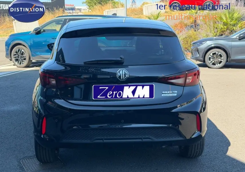Vue arrière d'une MG3 1.5 Hybrid+ 195ch Luxury Pebble Black métallisé, avec feux arrière LED et logo MG visible.