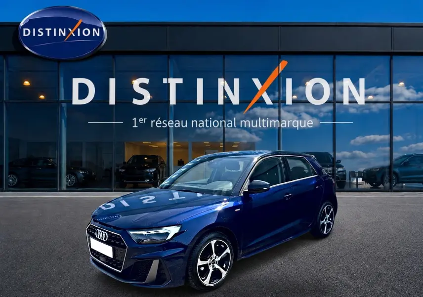 Audi A1 Sportback 30 TFSI S line 2026 bleu foncé vue 3/4 avant avec jantes alliage et toit noir.