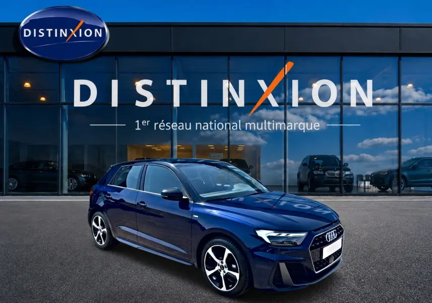 Audi A1 Sportback 30 TFSI 2026 bleu foncé vue 3/4 avant avec jantes alu et toit noir brillant.