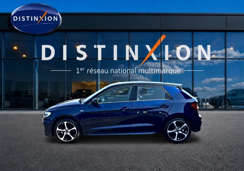 Audi A1 Sportback 30 TFSI bleu foncé vue de profil côté gauche devant une vitrine avec logo Distinxion.