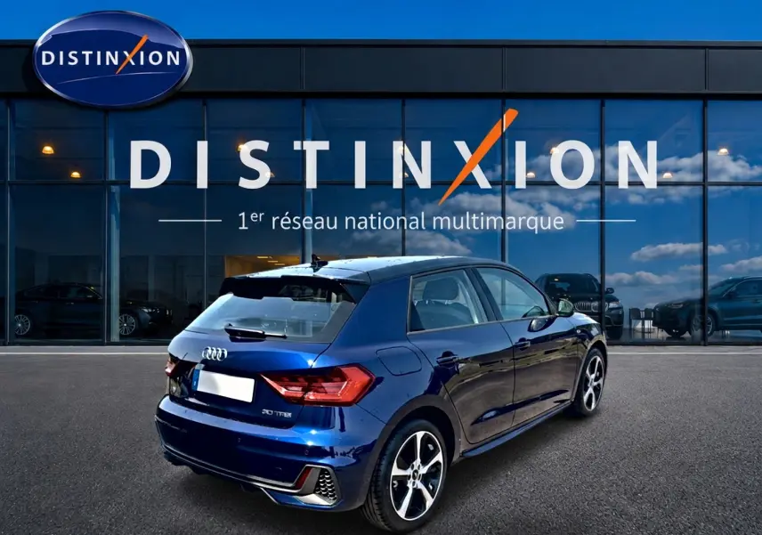 Audi A1 Sportback 30 TFSI bleu foncé vue 3/4 arrière droit avec jantes alliage et becquet arrière.