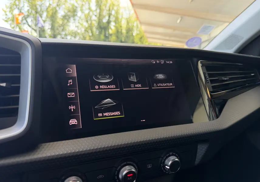 Vue rapprochée de l’écran tactile central de l’Audi A1 Sportback 2020, avec commandes de climatisation en dessous.