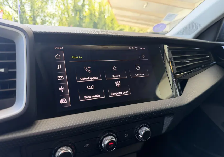 Écran tactile central de l’Audi A1 Sportback 2020 affichant le menu appels, avec tableau de bord et aérateurs noirs en vue rapprochée.