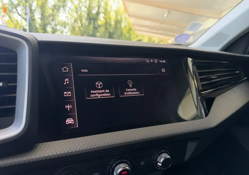 Vue rapprochée de l’écran tactile central de l’Audi A1 Sportback 2020, affichant l’assistant de configuration.