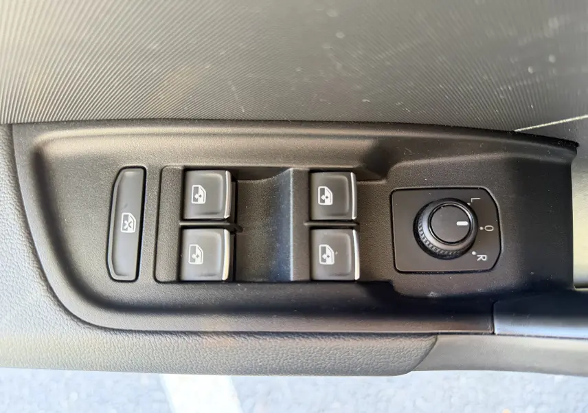 Panneau de commandes des vitres et réglage des rétroviseurs côté conducteur d'une Audi A1 Sportback bleu firmament.
