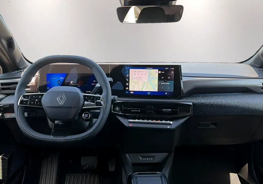 Vue intérieure avant de la Renault Clio VI 1.2 TCe 115 Techno EDC avec tableau de bord numérique et écran tactile central.