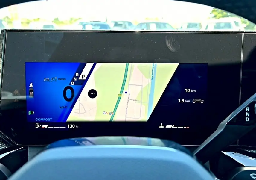 Vue intérieure du tableau de bord numérique de la Renault Clio VI 1.2 TCe 115 Techno EDC avec écran multifonction affichant navigation.