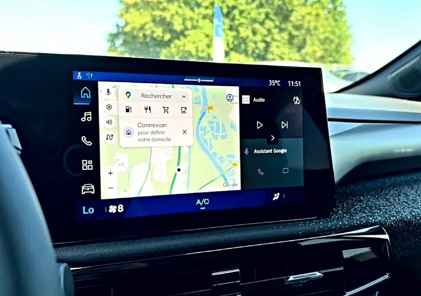 Vue rapprochée de l’écran tactile central du tableau de bord de la Renault Clio VI gris schiste, affichant la navigation GPS.