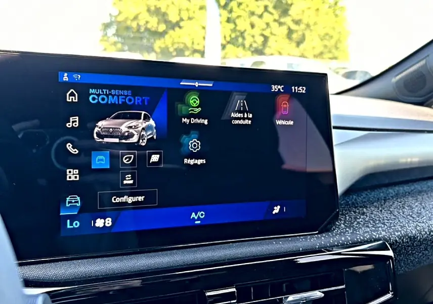 Écran tactile intérieur de la Renault Clio VI gris schiste, vue de face avec affichage du mode confort et réglages.