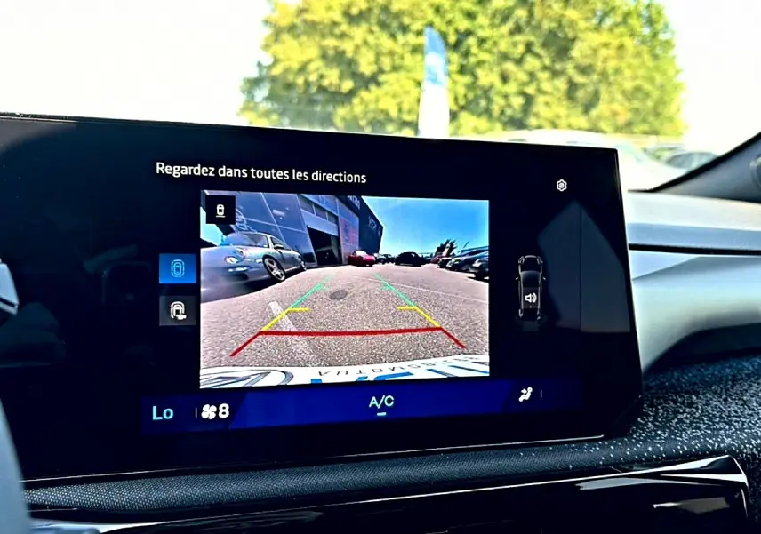 Écran tactile intérieur de Renault Clio VI gris schiste montrant la caméra de recul avec guidage dynamique.