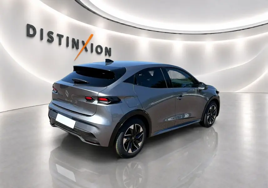 Renault Clio VI gris schiste vue 3/4 arrière droit, avec jantes alu et feux arrière LED distinctifs.