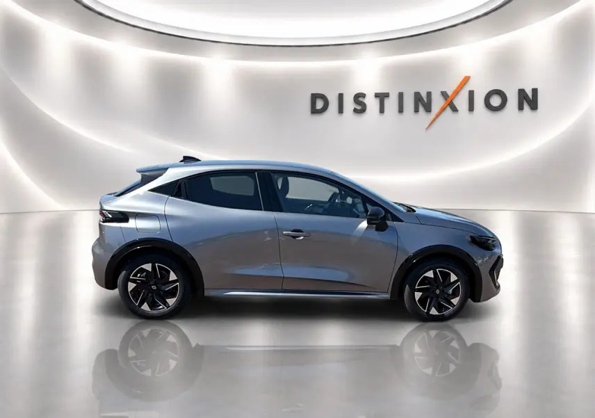 Profil droit de la Renault Clio VI gris schiste 2026 avec jantes alliage et toit noir dans un studio lumineux.