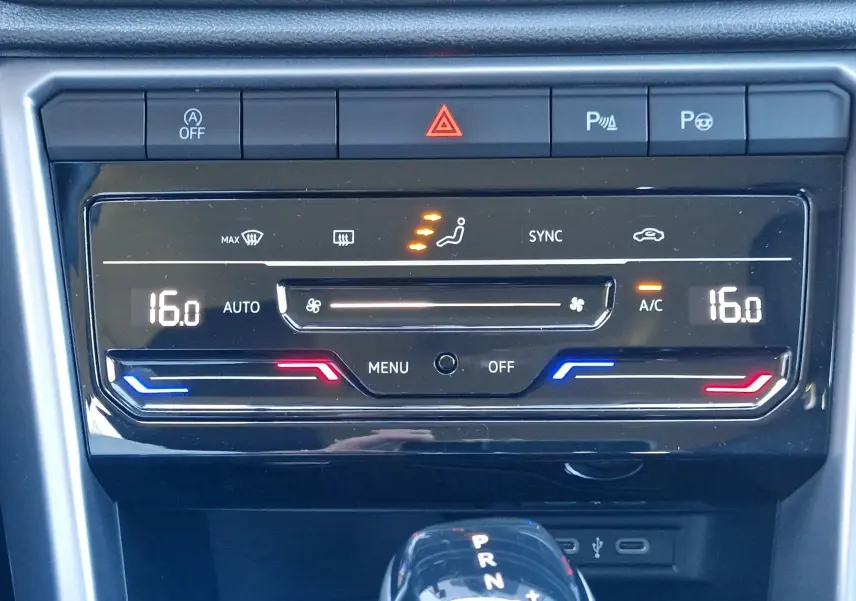 Panneau de commande de la climatisation et levier de boîte automatique du Volkswagen T-Roc gris Pyrite 2023, version diesel.