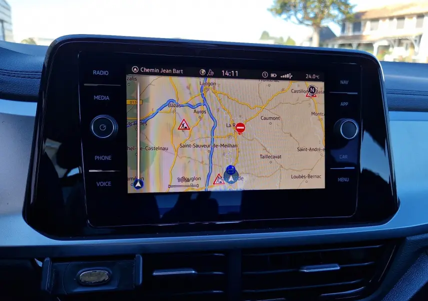 Écran tactile central du Volkswagen T-Roc gris pyrite 2023 affichant la navigation GPS en intérieur.