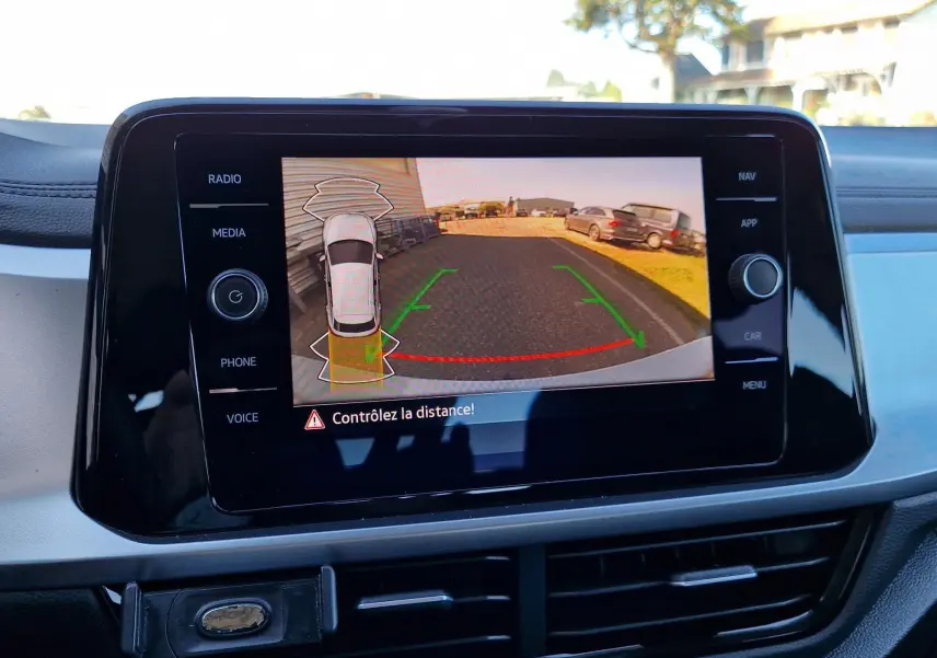 Écran central du Volkswagen T-Roc gris pyrite 2023 montrant la caméra de recul avec guidage de trajectoire.