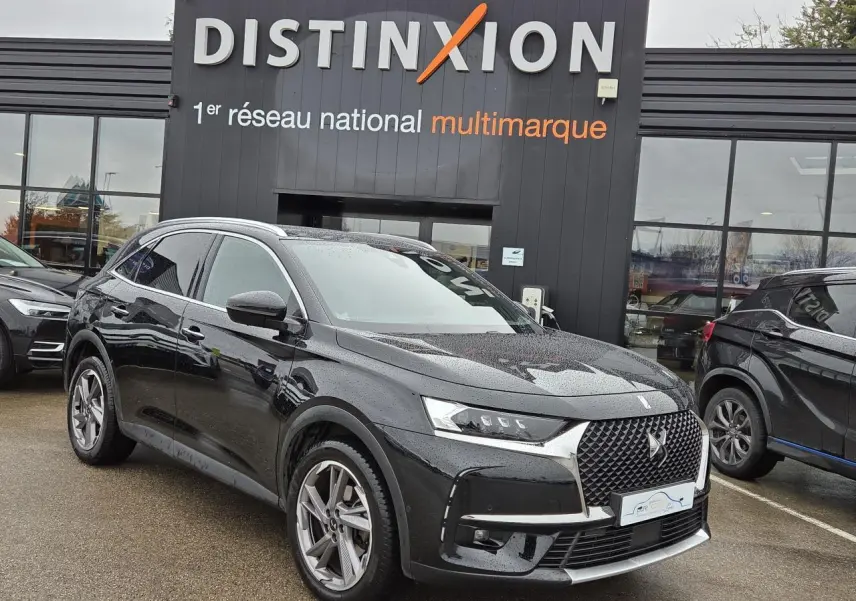 DS7 Crossback noir Perla Metal vu en 3/4 avant droit, avec calandre noire brillante et jantes alliage 19 pouces.