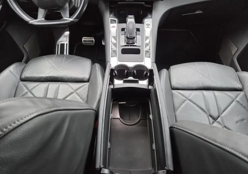 Vue plongeante sur la console centrale et les sièges en cuir noir Basalte du DS7 Crossback 2022.