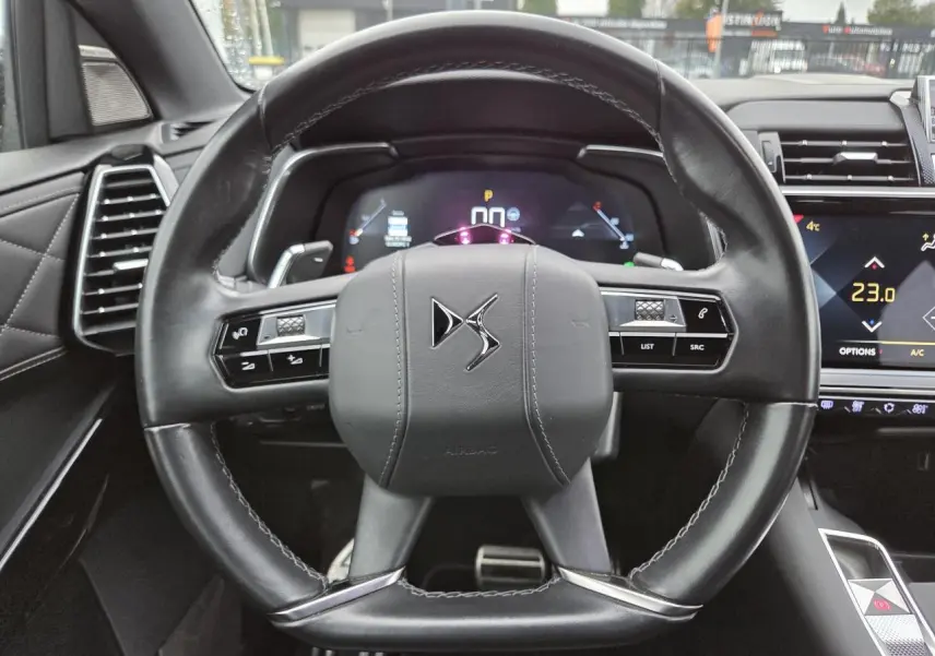 Volant cuir noir avec logo DS au centre, tableau de bord numérique et écran tactile du DS7 Crossback 2022 visible en plan rapproché.