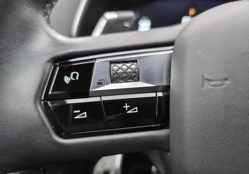 Gros plan sur les commandes vocales et volume au volant cuir noir du DS7 Crossback 2022 noir Perla Metal