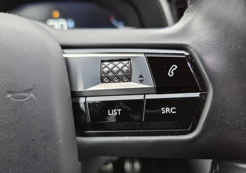 Gros plan sur les commandes noires et argentées du volant cuir du DS7 Crossback noir Perla Metal 2022.