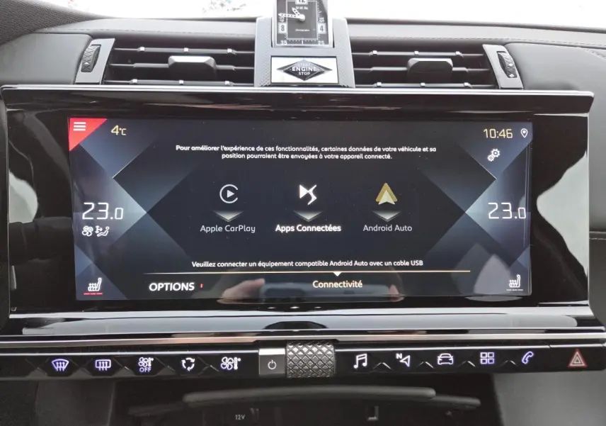 Écran tactile central du DS7 Crossback noir Perla Metal, affichant options Apple CarPlay et Android Auto.