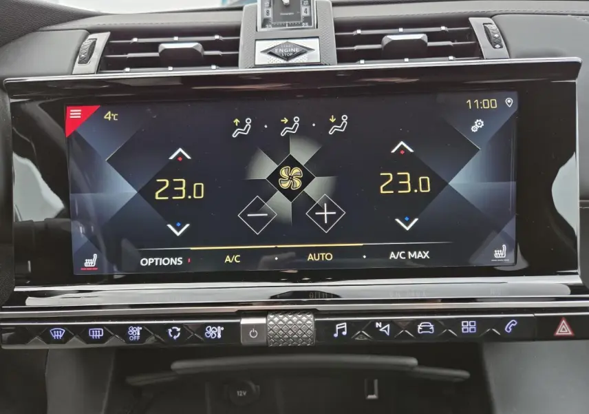 Écran tactile central du DS7 Crossback 2022 montrant la climatisation automatique bizone et horloge B.R.M. R180 au-dessus.