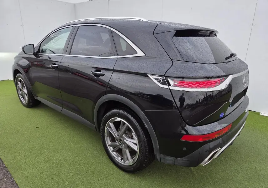 Vue 3/4 arrière droite du DS7 Crossback noir Perla Metal avec feux arrière 3D et jantes alliage 19 pouces Roma.