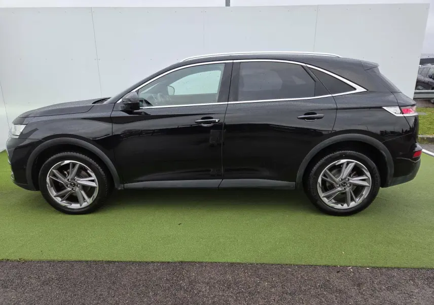 Profil droit du DS7 Crossback noir Perla Metal avec jantes alliage 19 pouces et vitres surteintées.