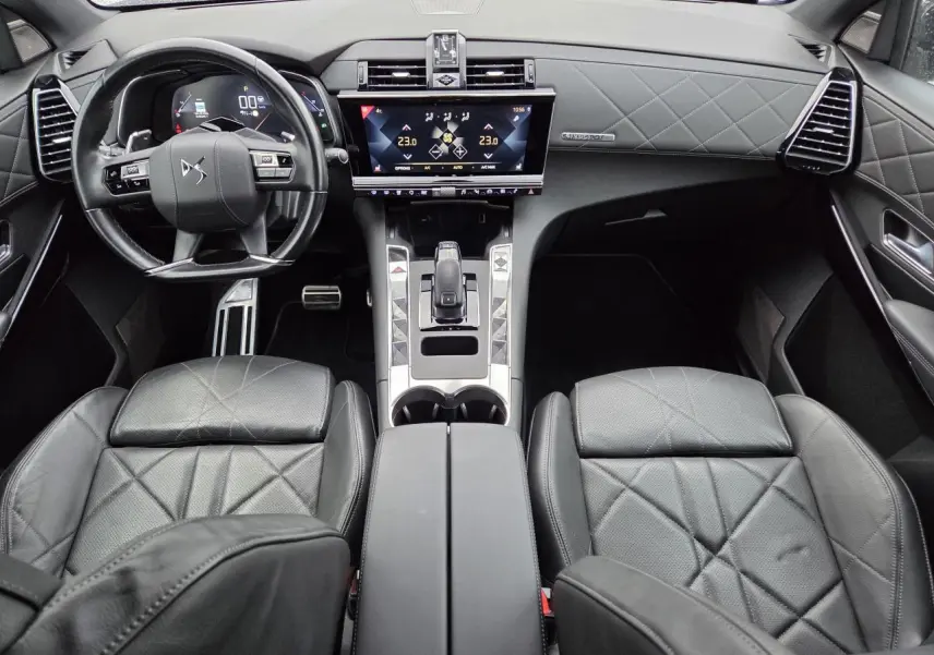 Vue intérieure avant du DS7 Crossback noir Perla Metal avec sièges cuir noir Basalte et tableau de bord guilloché Clous de Paris.