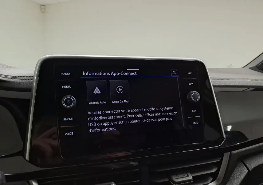 Écran tactile central du Volkswagen T-Roc 2025 affichant les options Android Auto et Apple CarPlay dans un intérieur noir.