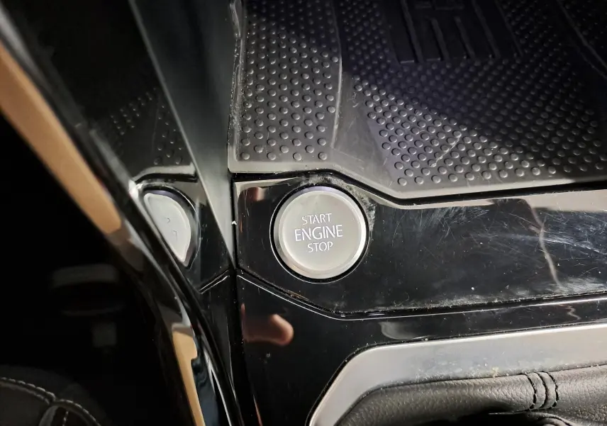 Gros plan sur le bouton Start Engine Stop dans l’habitacle du Volkswagen T-Roc 1.5 TSI gris Pyrite, version R-Line Edition.