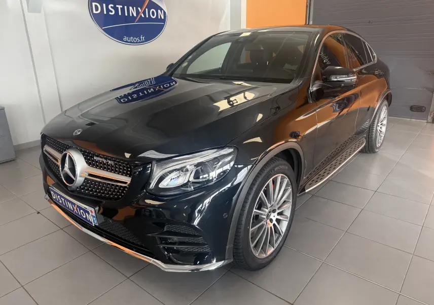 Mercedes GLC Coupé 2.2 170d Sportline AMG noir vu en 3/4 avant droit avec jantes AMG et calandre distinctive.