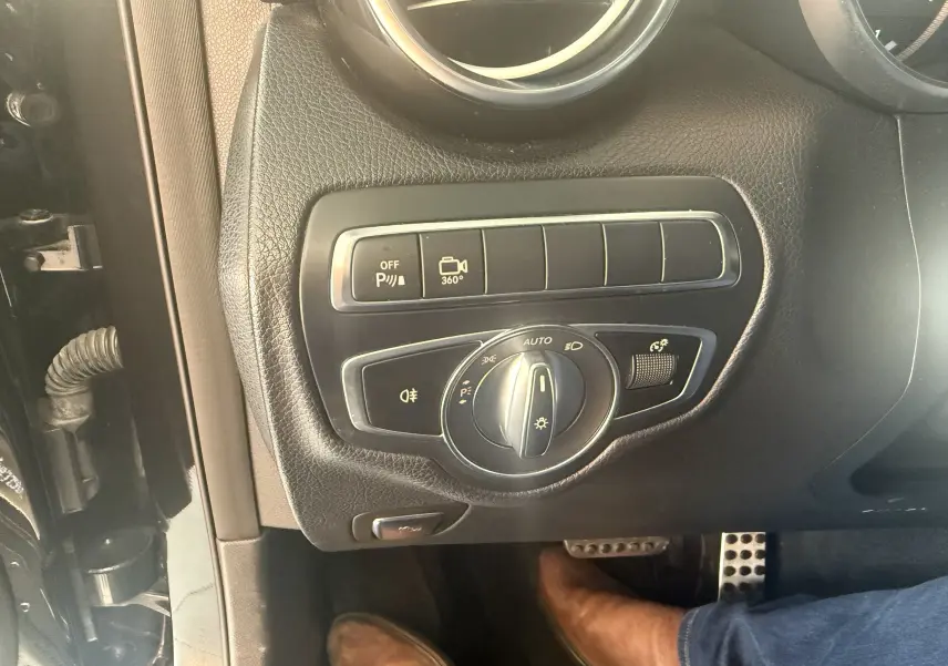 Détail du tableau de bord côté gauche du Mercedes GLC Coupé noir 2018, montrant les commandes d'éclairage et d'aide au stationnement.