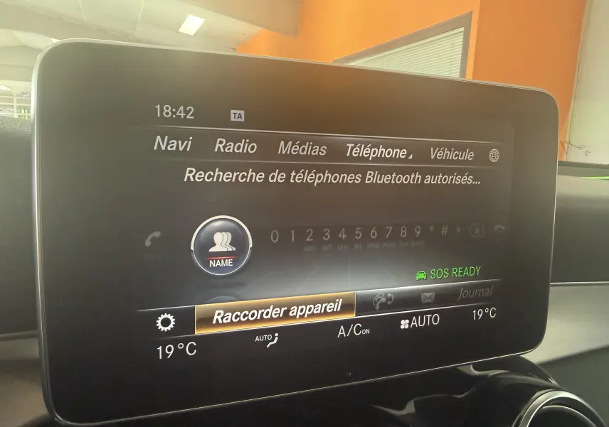 Écran central du système multimédia d’un Mercedes GLC Coupé noir 2018, affichant la recherche Bluetooth en intérieur.