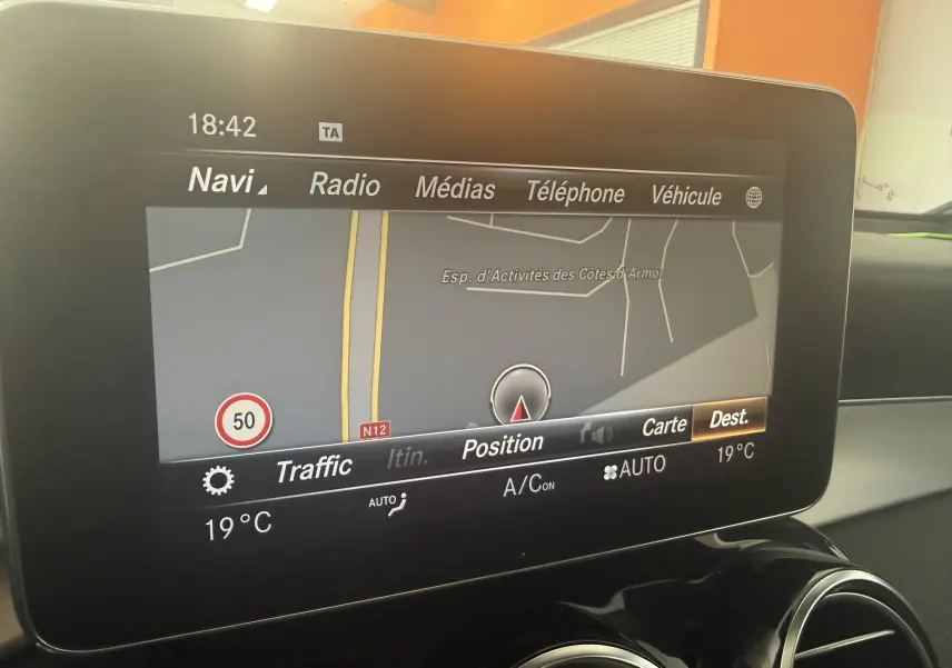 Écran de navigation intérieur du Mercedes GLC Coupé 2.2 170d Sportline AMG 2018 noir, affichant la carte et les commandes multimédia.