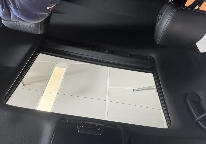 Toit ouvrant panoramique vu de l'intérieur d'un Mercedes GLC Coupé noir 2018, mettant en valeur la finition Sportline AMG.