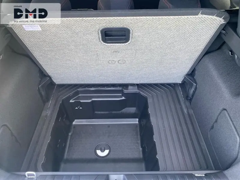 Coffre ouvert du Ford Puma 2026 noir, montrant le compartiment de rangement sous plancher avec revêtement gris.