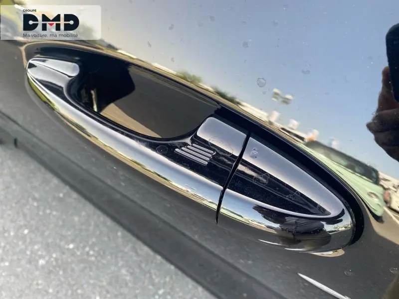 Poignée de porte noire brillante du Ford Puma 2026 en Noir Agate Métallisée, vue en gros plan côté droit.