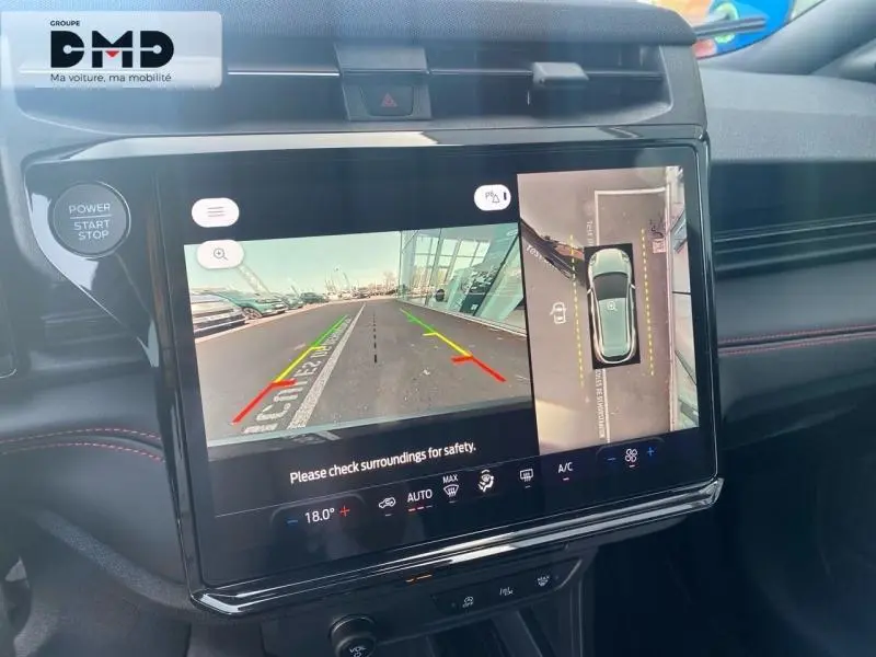 Écran tactile central du Ford Puma noir Agate montrant la caméra de recul et la vue 360° intérieure.