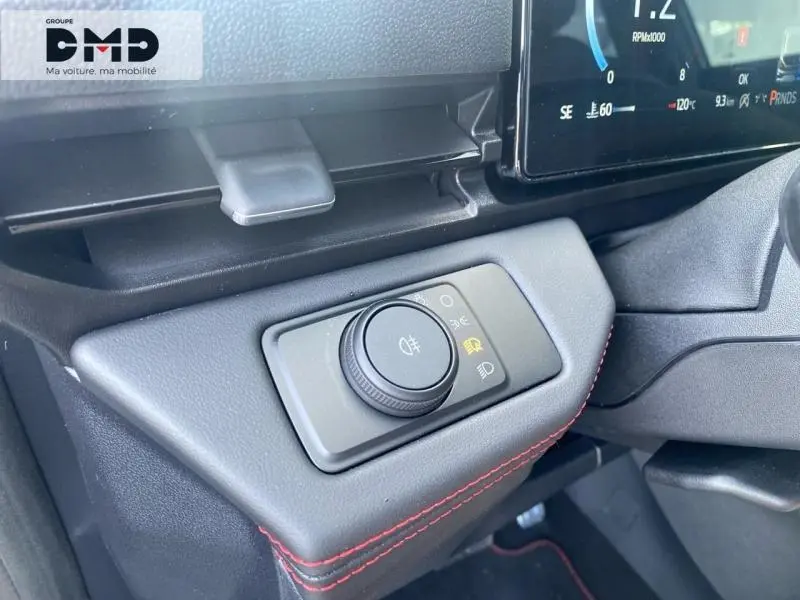 Gros plan sur la commande des phares avec molette, intérieur noir et surpiqûres rouges du Ford Puma 2026.