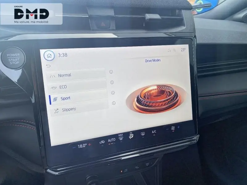 Écran tactile central du Ford Puma noir Agate, affichant les modes de conduite avec finition intérieure noire et surpiqûres rouges.