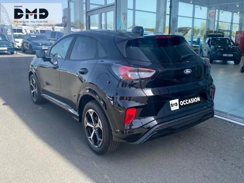 Ford Puma noir Agate métallisé vue 3/4 arrière droit, avec jantes alliage et vitres arrière surteintées.